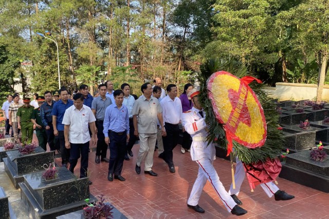 PHÓ CHỦ TỊCH QUỐC HỘI TRẦN QUANG PHƯƠNG VIẾNG NGHĨA TRANG LIỆT SỸ, THĂM GIA ĐÌNH CHÍNH SÁCH TẠI CAO BẰNG